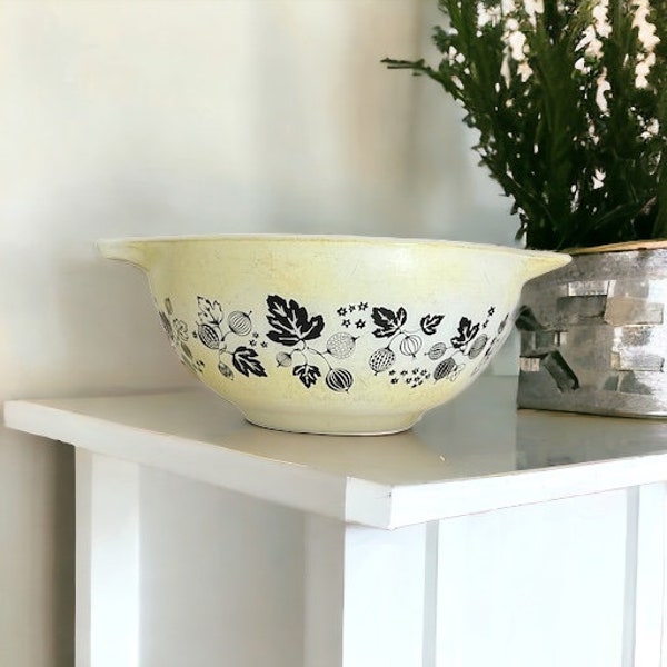 Pyrex Gooseberry Cinderella 1.5 Quart Mixing Bowl. 442 Black on Yellow. Read Description