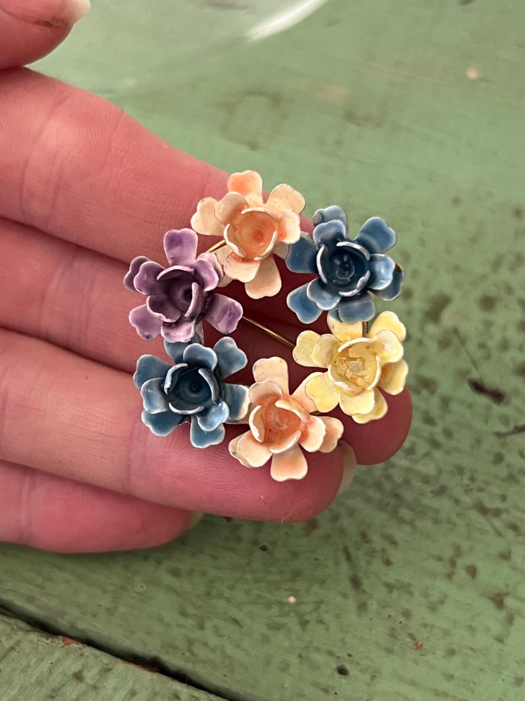 ヴィンテージ サンドール サイン入り 花柄ブローチ。エナメル加工の