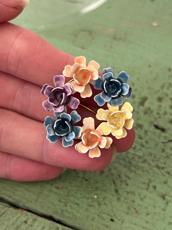 ヴィンテージ サンドール サイン入り 花柄ブローチ。エナメル加工の