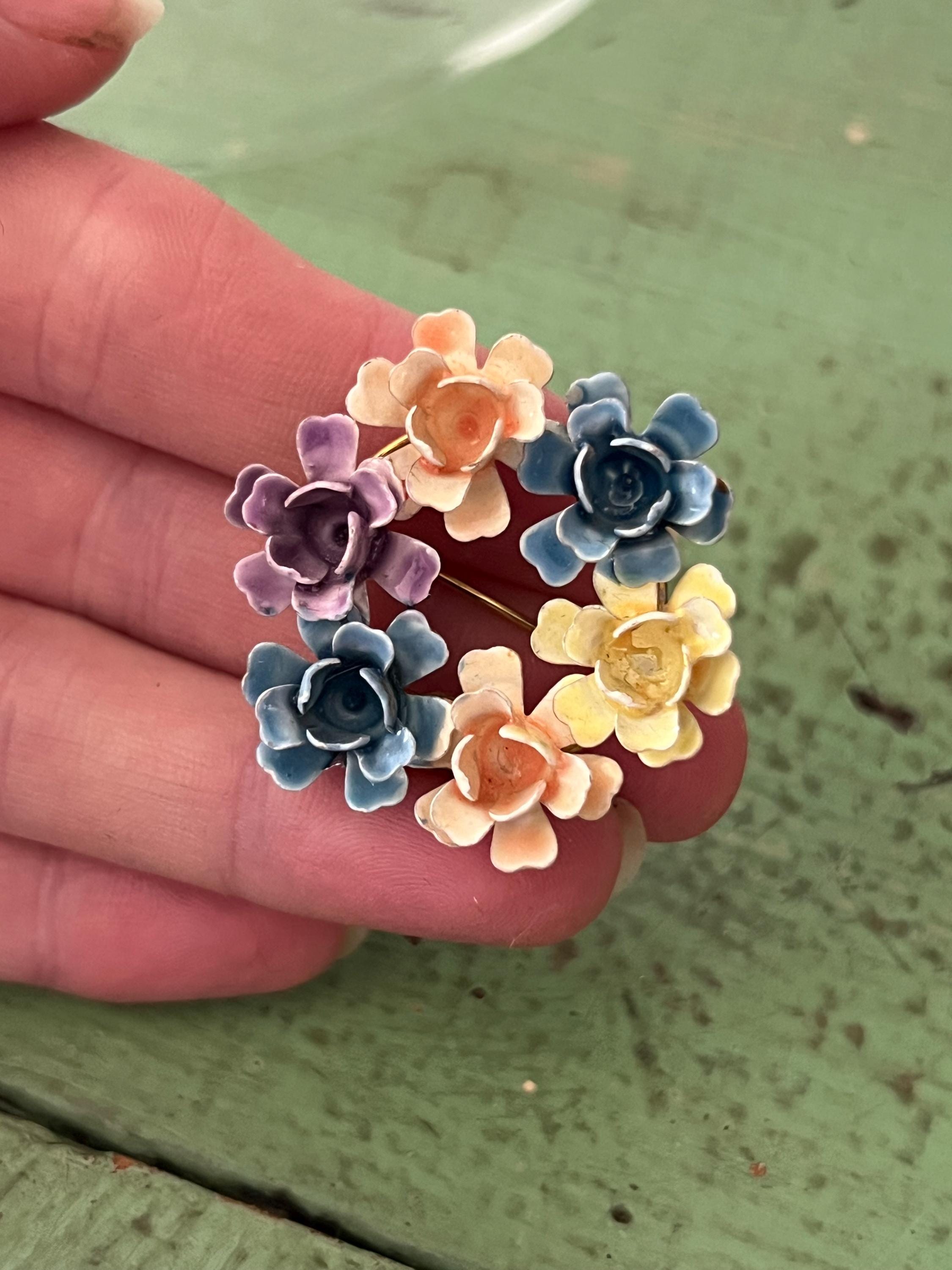 ヴィンテージ サンドール サイン入り 花柄ブローチ。エナメル加工の