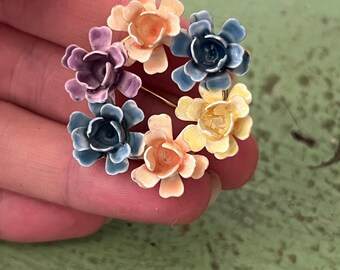 新品未使用☆アンティーク風☆トールペイント☆お花のオーナメント ヴィンテージ サンドール サイン入り 花柄ブローチ。エナメル加工の