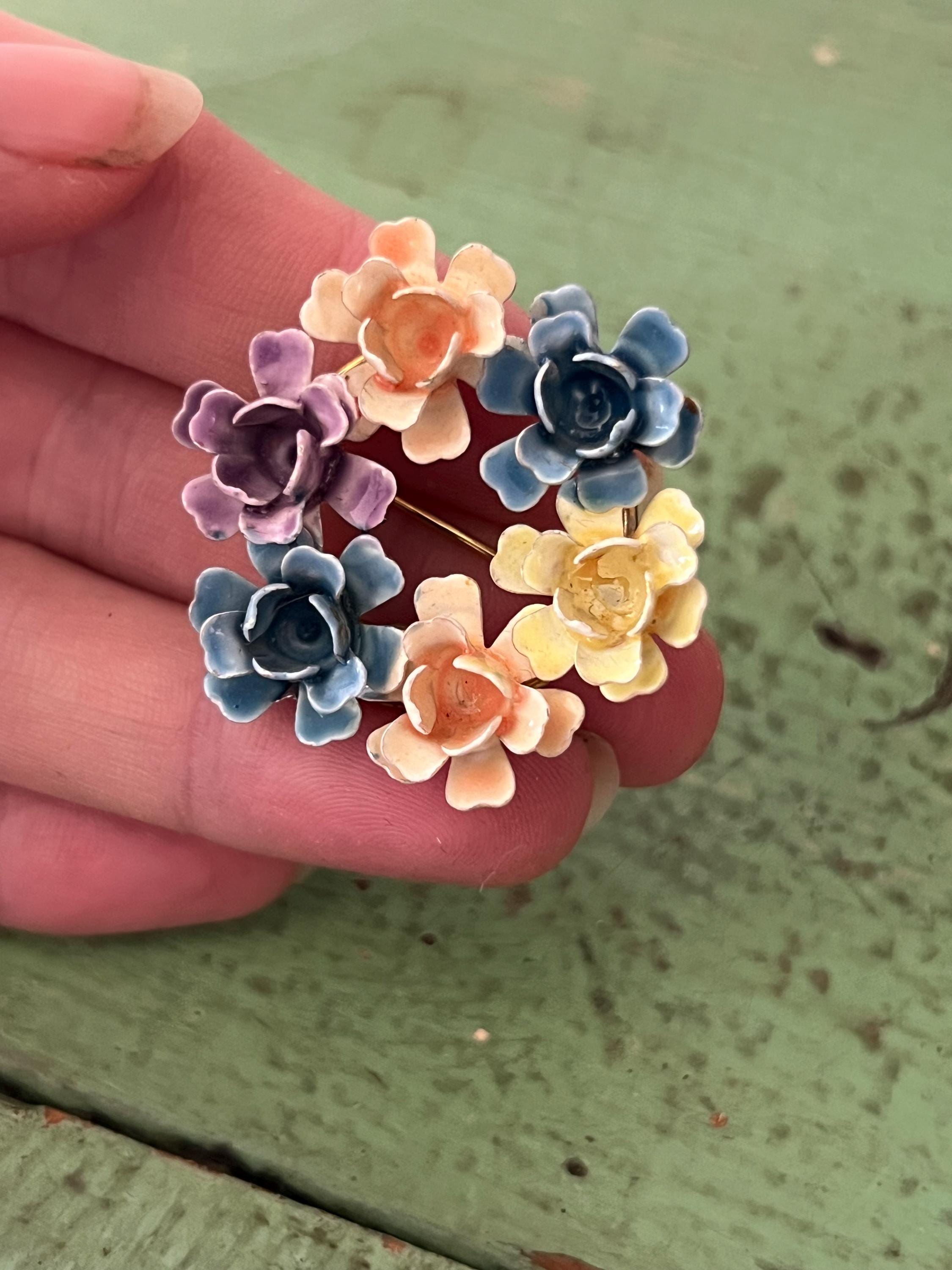 ヴィンテージ サンドール サイン入り 花柄ブローチ。エナメル加工の