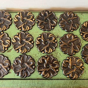 14 achterplaten kastknoppen. Amerock Provinciale antieke Engelse 2,875" ronde gestileerde bronzen bloemen. Hardware