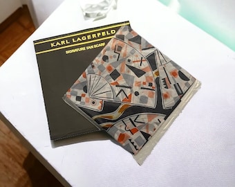 Foulard en soie NOS par Karl Lagerfeld. Emballage d'origine non ouvert. 100 % soie. Foulard carré sérigraphié à la main de 32 po.