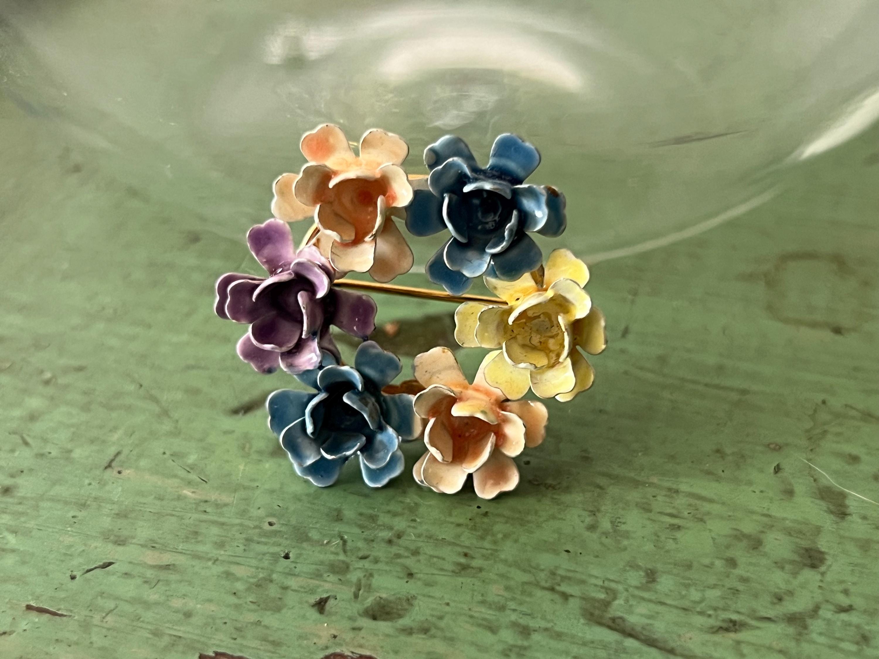 ヴィンテージ サンドール サイン入り 花柄ブローチ。エナメル加工の