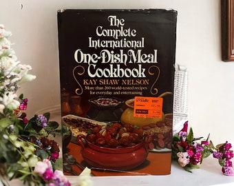 1979 Le livre de cuisine international complet pour un repas en un plat. Par Kay Shaw Nelson. Plus de 260 recettes testées dans le monde entier pour tous les jours et pour se divertir