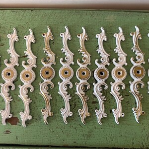 10 Tiradores de gabinete ornamentados con placa trasera. 6" NOS (piezas nuevas de stock antiguo). Herrajes para muebles, restauración, c. 1967, color oro blanco.