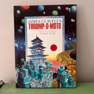 以下が含まれることがあります： ジェームズ・クラベル著、ジョージ・シャープ挿絵の「Thrump-O-Moto」というタイトルの本。表紙には、塔、赤い太陽、星空を背景にした曲がりくねった道が描かれています。本の背表紙は黒色です。