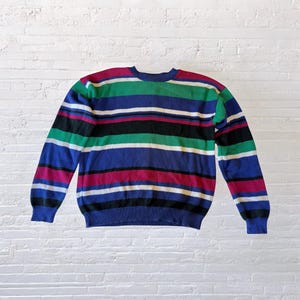 Suéter de rayas de los 90 de Chelsea Campbell para Charter Club. Ropa femenina preppy Y2K de los 90. Suéter de cuello redondo en tonos joya y colorido.