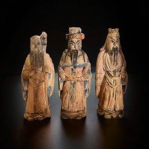Estatuas antiguas de madera de Reyes Magos asiáticos talladas a mano. Tres Inmortales Fuk Luk Sau, pintados a mano al pastel, deidades chinas, eruditos del Feng Shui.