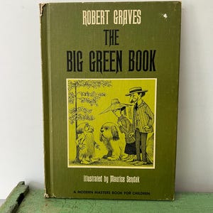 Może przedstawiać: Vintage książka w twardej oprawie zatytułowana "The Big Green Book" autorstwa Roberta Gravesa, ilustrowana przez Maurice'a Sendaka. Okładka jest w kolorze zielonym z czarnym tekstem i kolorową ilustracją postaci. Książka należy do serii "A Modern Masters Book for Children".