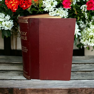 Vintage Mid Century Bible. 1952 New and Old Testaments. Thomas Nelson & Sons. Red Cover
