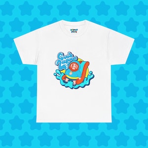 Könnte beinhalten: Weißes T-Shirt mit einer Cartoon-Illustration einer Person auf einer Wasserrutsche und dem Text "Good Lagoon" in Blau und Gelb. Das T-Shirt hat einen Rundhalsausschnitt und kurze Ärmel.