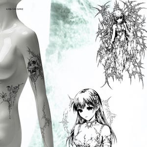 K&ouml;nnte beinhalten: Schwarze und wei&szlig;e tempor&auml;re Tattoos mit gotischen und Anime-Motiven. Die Designs umfassen einen Sch&auml;del, florale Muster und Anime-Charaktere. Die Tattoos werden auf einer Schaufensterpuppe und einem wei&szlig;en Hintergrund gezeigt.