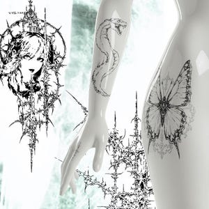 K&ouml;nnte beinhalten: Ein wei&szlig;er Mannequin-Arm und -Torso mit schwarzen grafischen T&auml;towierungen. Der Arm zeigt ein Schlangen-Tattoo, w&auml;hrend der Torso ein Schmetterlingsdesign zeigt. Zus&auml;tzliche Illustrationen im gotischen Stil sind sichtbar.