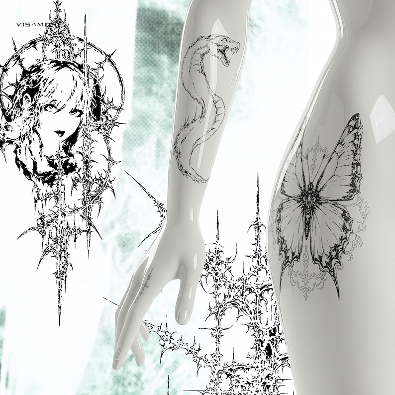 K&ouml;nnte beinhalten: Ein wei&szlig;er Mannequin-Arm und -Torso mit schwarzen grafischen T&auml;towierungen. Der Arm zeigt ein Schlangen-Tattoo, w&auml;hrend der Torso ein Schmetterlingsdesign zeigt. Zus&auml;tzliche Illustrationen im gotischen Stil sind sichtbar.