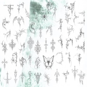 K&ouml;nnte beinhalten: Eine Sammlung schwarz-wei&szlig;er Illustrationen im gotischen Stil. Die Designs umfassen eine Fledermaus, eine Spinne, einen Schmetterling, Kreuze und abstrakte Formen. Das Wort "VISAMORE" ist zu sehen. Die Illustrationen sind detailliert und aufwendig.