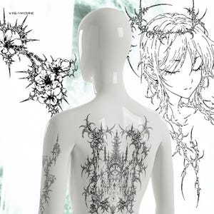 K&ouml;nnte beinhalten: Eine wei&szlig;e Schaufensterpuppe mit detaillierten schwarzen T&auml;towierungen im gotischen Stil auf R&uuml;cken und Arm. Die T&auml;towierungen zeigen stachelige, florale und architektonische Designs. Das Bild enth&auml;lt auch eine Schwarz-Wei&szlig;-Illustration einer Person mit einer Krone.