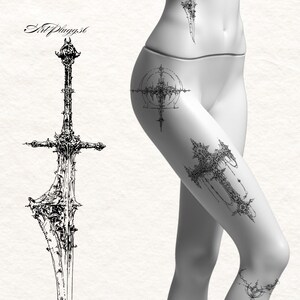 Puede incluir: Ilustraci&oacute;n en blanco y negro de una espada detallada con una empu&ntilde;adura y una hoja ornamentadas. La imagen tambi&eacute;n presenta arte corporal de un dise&ntilde;o de cruz en una pierna y otras &aacute;reas. El texto "Art Pluggs6" est&aacute; en la esquina superior izquierda.