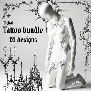 以下が含まれることがあります： 白いマネキンに、十字架や建築要素を含む、黒いゴシック様式のタトゥーデザイン。テキストには「Digital Tattoo bundle 121 designs」と書かれています。