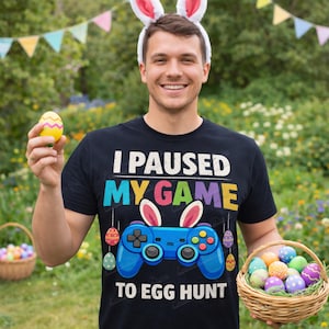 Könnte beinhalten: Ein Set aus drei Keramikbechern mit gesprenkelter, matter Oberfläche. Die Becher sind in Creme-, Hellgrau- und Dunkelgrautönen gehalten. Jeder Becher hat ein schlichtes, minimalistisches Design.