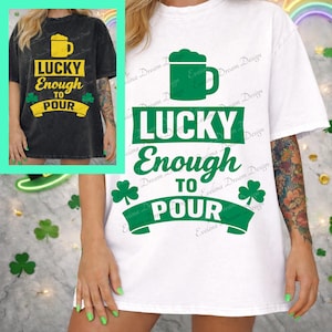 Puede incluir: Una camiseta negra y blanca con el texto "LUCKY Enough TO POUR" en amarillo y verde, con una jarra de cerveza y tréboles. Ideal para el Día de San Patricio.