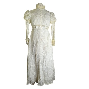 1960s VTG Edythe Vincent Alfred Angelo Lace Long Sleeve Wedding Dress Victorian Prairiecore Cream Lace Ruffle Retro