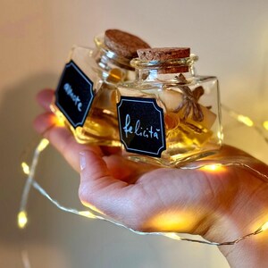 Barattolini di Poesie Artigianali – Regalo Originale con Poesie Calligrafate e Personalizzate