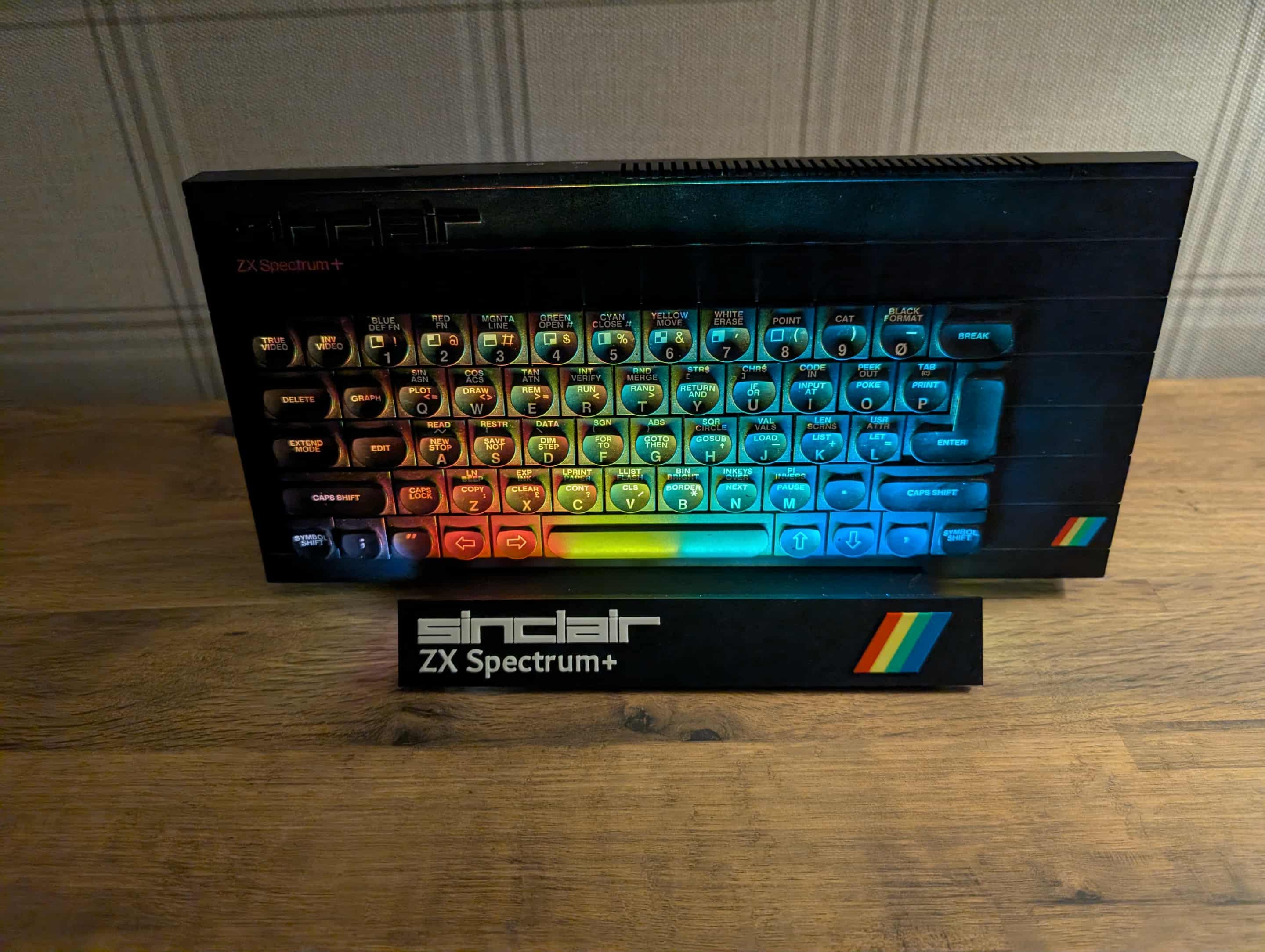 Sinclair ZX Spectrum+ レトロディスプレイスタンド（照明付き