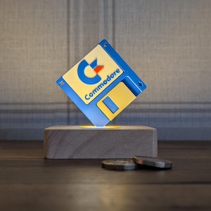 Commodore Floppy Disk - Retro Cassette Desk Lamp - 3D Printed Gift with Wooden Base
