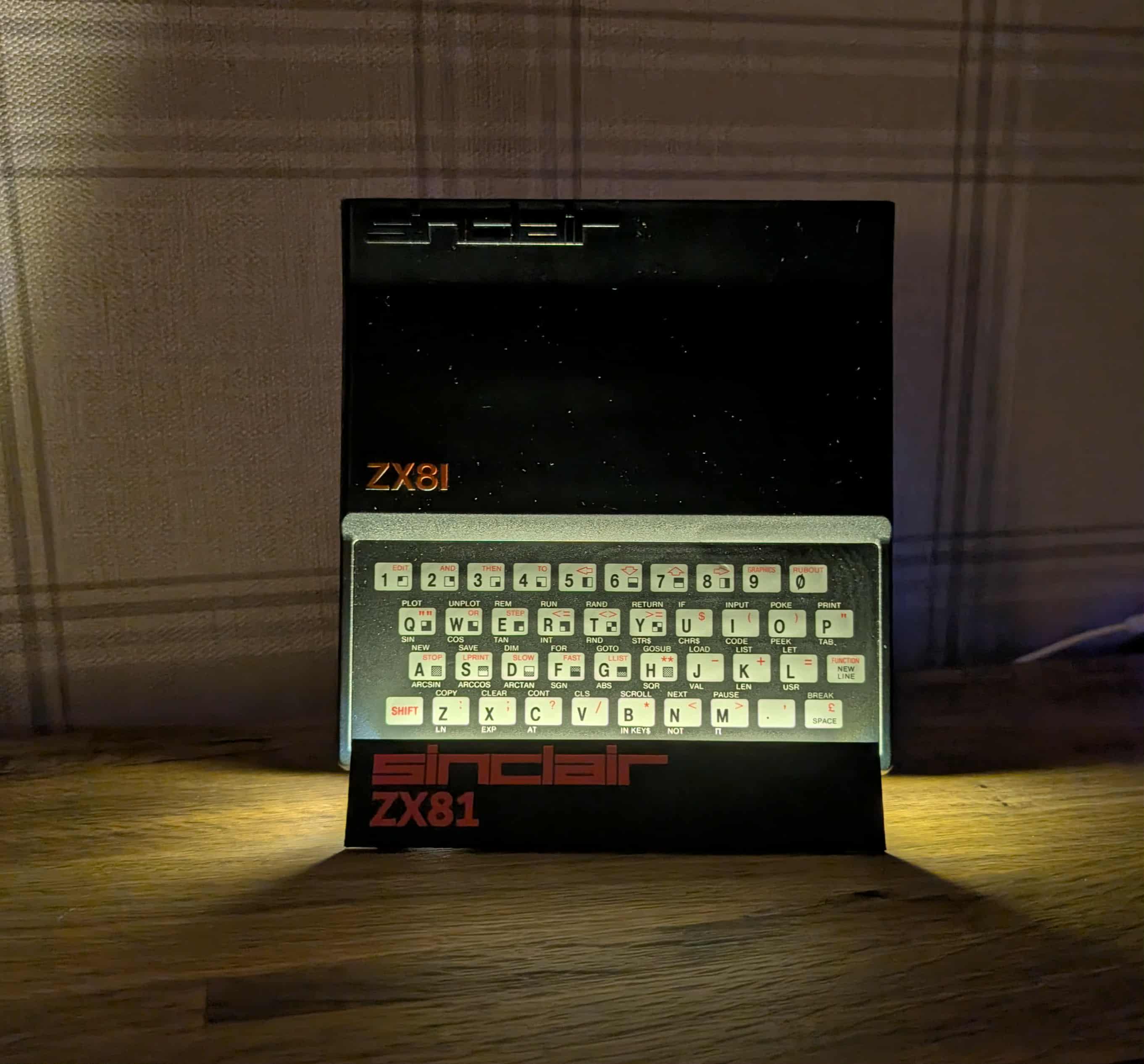シンクレア ZX81 レトロディスプレイスタンド（照明付き