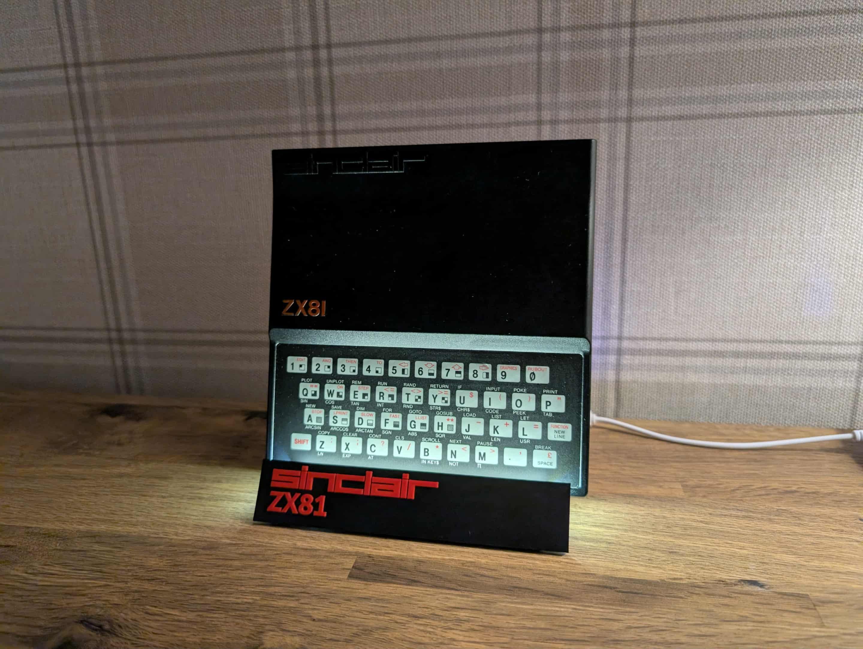 シンクレア ZX81 レトロディスプレイスタンド（照明付き