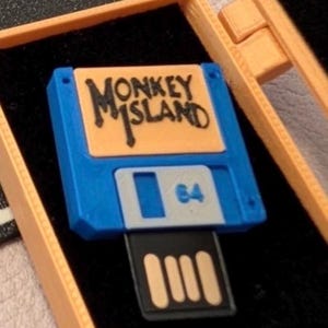 USB-minne med diskettmotiv och Monkey Island-tema – Retrogåva