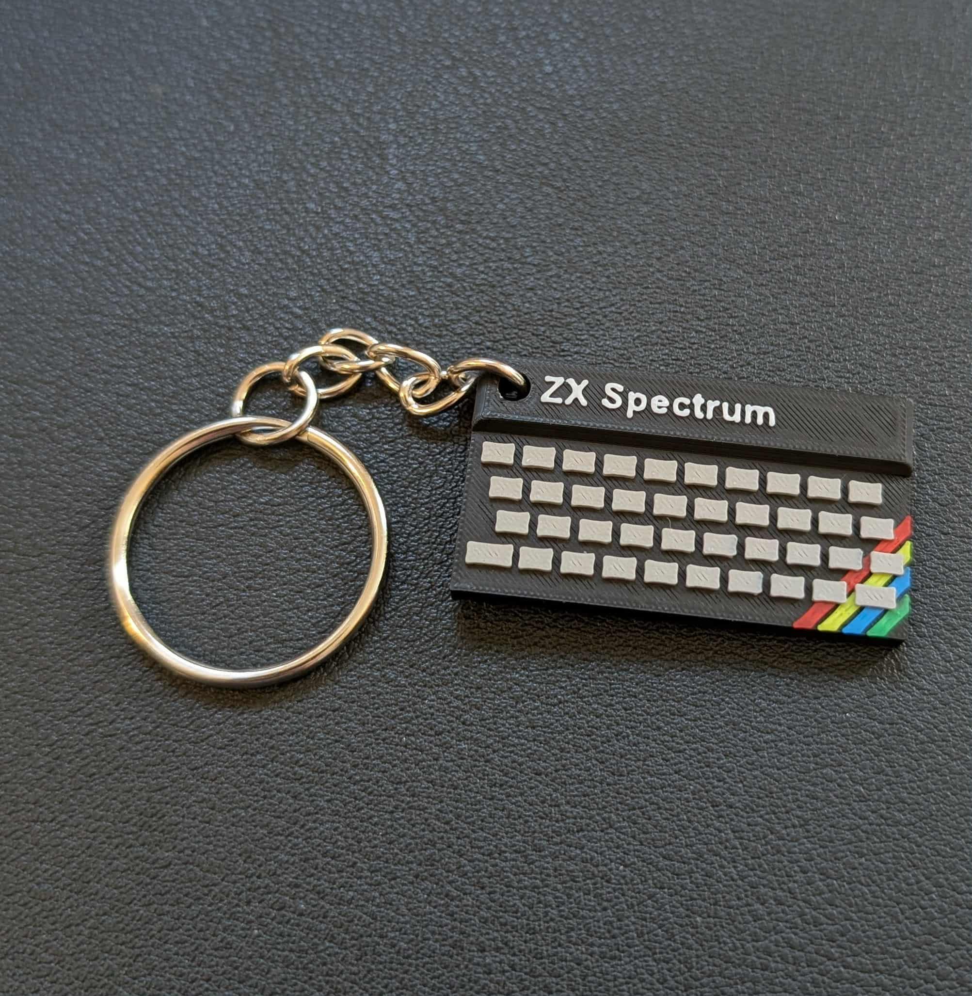 ZX Spectrum レトロキーリング：3Dプリントされた80年代の