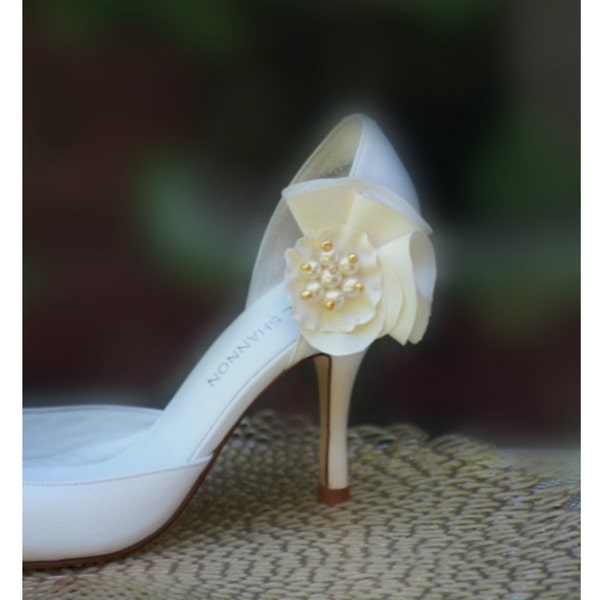 Clips de chaussures Ruffle & Pearls. Ivoire fait main / Off White, Printemps Mariage Nuptial Couture, Mariée sophistiquée féminine, Romance romantique moderne