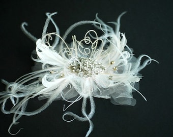 Ivory / White Feathers Fascinator Hair Comb or Clip. Classy Spring Stylish Wedding Statement, Bridal Bride Bridesmaid Couture, Vanilla Cream