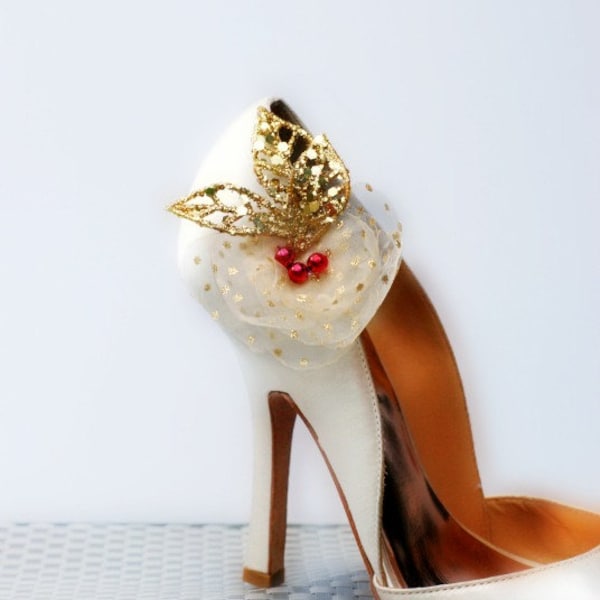 Clips de chaussures dorés et rouges. Cadeau de mariage. Grand jour de style vintage fait à la main, perle blanche ivoire, délicate couture fleur florale bride pin