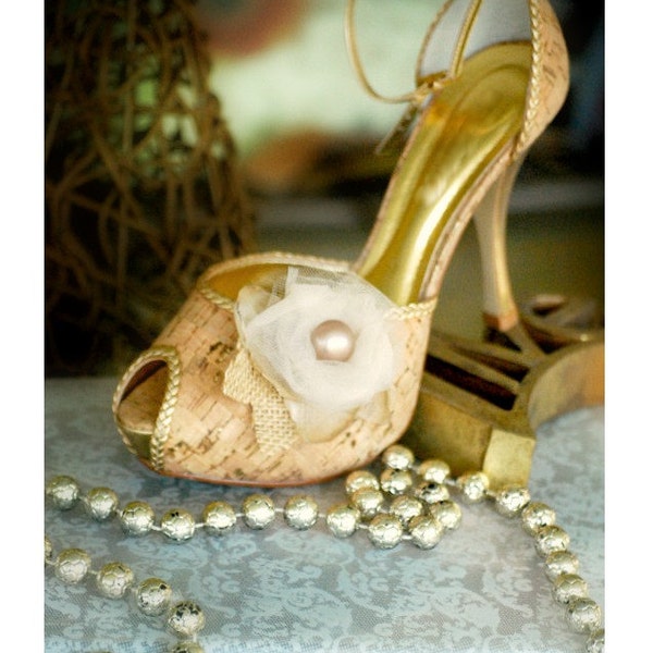 Feuilles de toile de jute et clips de chaussures en tulle. Rosette Ivoire Champagne - Gemme Perle. Etsy fait à la main. Sand Tan Natural Pantone 2015, Demoiselle d’honneur mariée