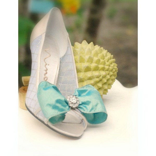 Clips de zapatos Algo Azul Arco Iridiscente y Pedrería. Caprichoso Marfil / Perlas Blancas - Royal Silk Wired Ribbon, Spring Wedding, Bleu Noeud