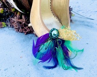 Clips de chaussures de mariage. Mardi gras doré or violet et plumes vertes. Demoiselle d'honneur nuptiale. Clip cadeau. Perles de verre émeraude. Date de la mascarade