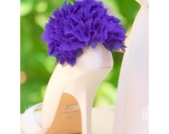 Clips de chaussures Dark Deep Purple Ruffles. Cadeau fait à la main, Mariée Délicate Féminine Nuptiale, couleurs Blanc Ivoire, Date de Mariage, Tissu Organza mousseline