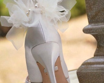 Ivory / White Petals Shoe Clips. Bride Bridesmaid Bridal Party, Edgy Sexy Elegant Wedding Fashion. Stunning Fashionista Gift. Chiffon Pearls