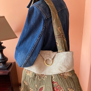 Salbeigrüne Wildleder Plissee Hobo Tasche: Florale Polsterung, doppelte Riemen