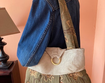 Sac à bandoulière plissé en daim naturel et vert sauge avec double sangles Hobo Bag