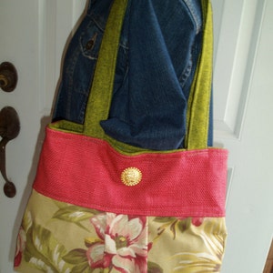 Bolso tipo hobo de lona de algodón verde oliva y coral con pliegues florales y botón dorado