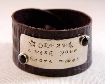 Bracelet manchette en cuir personnalisé, plaque métallique estampée à la main