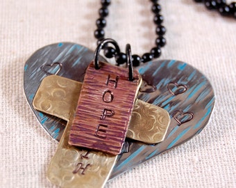 Collar en capas hecho a mano con palabras inspiradoras de esperanza, fe y amor.
