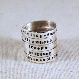 Anillo de madres personalizado, anillo de 5 nombres, anillo de madres estampado a mano, anillo de nombre personalizado, regalo del día de la madre del anillo de envoltura