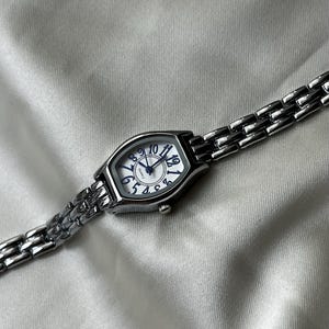 Vintage Silver Chain Bracelet Watch: Elegant Women&#39;s Wristwatch