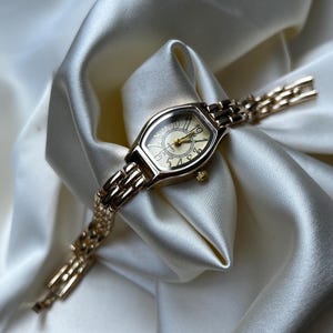 Vintage Style Women’s Watch, Gold Bracelet Elegant Retro Jewelry, Timeless Fashion Accessory Gift Idea for Her, Gift for Her, Girl Watch